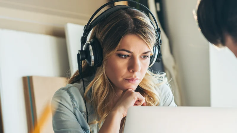 มีกี่คนที่ชอบฟังเพลงด้วยหูฟัง | ระวังอย่าใส่หูฟังเป็นเวลานาน!