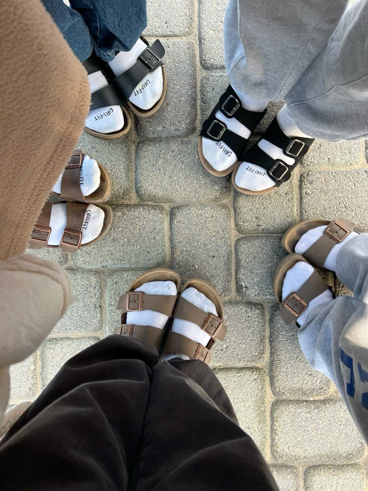 BIRKENSTOCK รองเท้าแตะในตำนานที่มากกว่าความสบาย — ทำไมทุกคนถึงหลงรักแบรนด์นี้