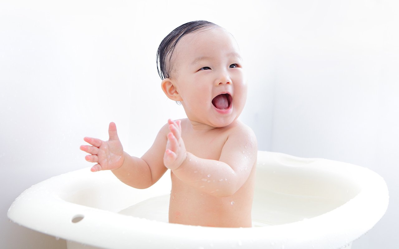 วิธีอาบน้ำลูกน้อยให้ปลอดภัย: เคล็ดลับสำหรับคุณพ่อคุณแม่มือใหม่