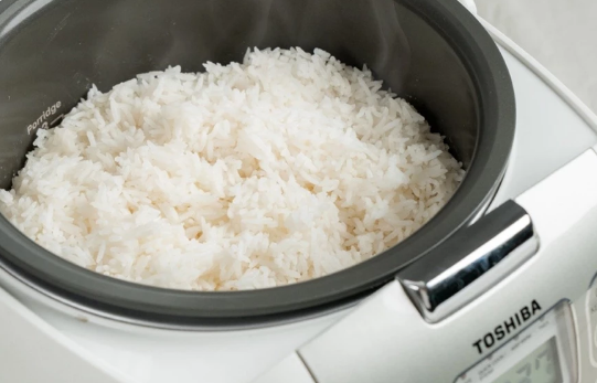 🍚 กลิ่นข้าวสวยร้อน ๆ จากหม้อหุงข้าวที่ทำให้บ้านอบอุ่น