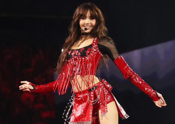 LISA ศิลปิน K-POP เดี่ยวที่สร้างประวัติศาสตร์บนเวที MTV Video Music Awards (VMAs)