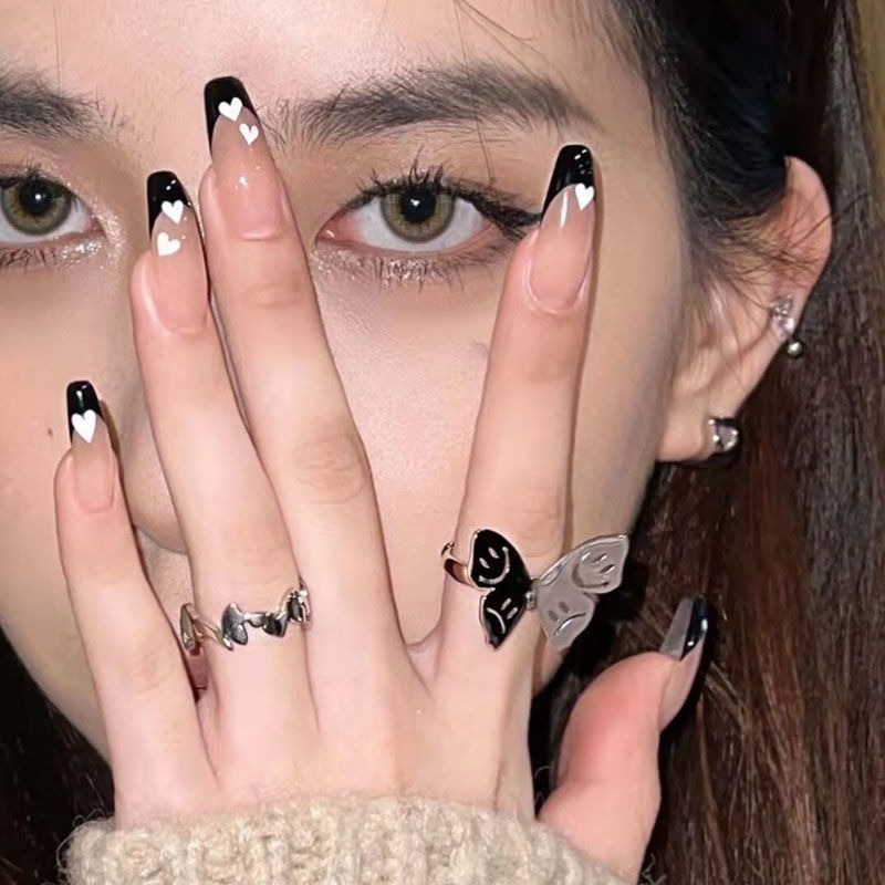 เล็บที่สวมใส่ได้เป็นเทรนด์ที่ร้อนแรง: เทรนด์แฟชั่นใหม่บนปลายนิ้วของคุณ