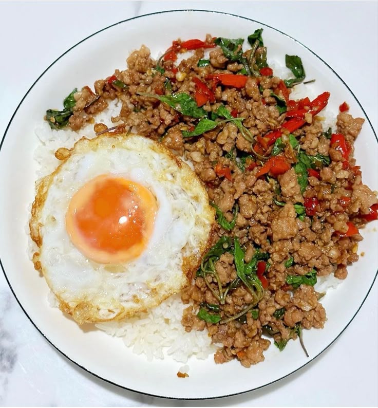 🍛 ทำไมคนถึงชอบกินกะเพรา: รสชาติจัดจ้านและเสน่ห์ที่ไม่เหมือนใคร