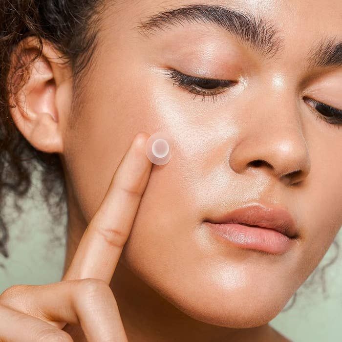 🌟 แผ่นแปะสิว (Acne Patch) ตัวช่วยลับของผิวใสที่คนยุคนี้ขาดไม่ได้