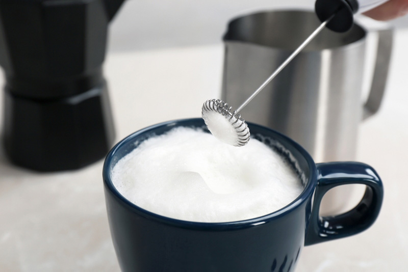 ฟองนมคืออะไร? ทำไมคอกาแฟและสายชานมต้องรู้จัก เจาะลึกเทคนิคทำฟองนมนุ่มฟูแบบร้านดัง