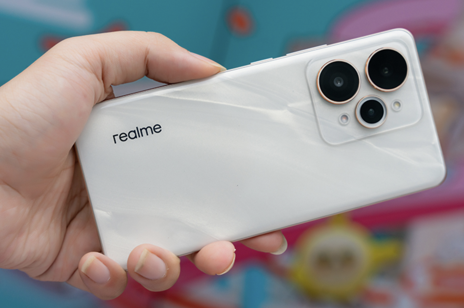 รีวิว realme 15 Pro 📱 สมาร์ทโฟนดีไซน์บางเบา แบตอึด ใช้งานยาวนาน พร้อมกล้องกลางคืนสุดเฉียบ สำหรับคนรุ่นใหม่ที่รักการถ่ายภาพ!