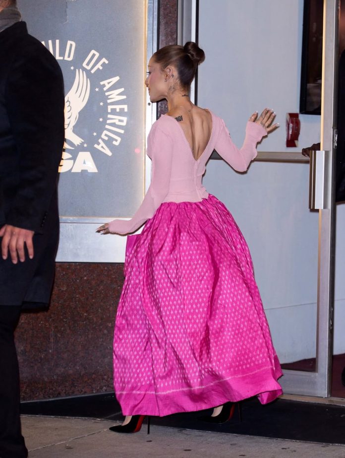 จากผืนผ้าไทยสู่พรมแดงโลก! Ariana Grande ใส่ผ้าไหมมัดหมี่ใน Wicked: For Good