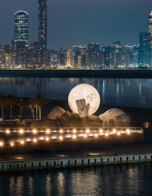 KAWS:HOLIDAY กลับมาแล้ว และครั้งนี้ไปพักผ่อนกลางทะเลทรายที่อาบูดาบี