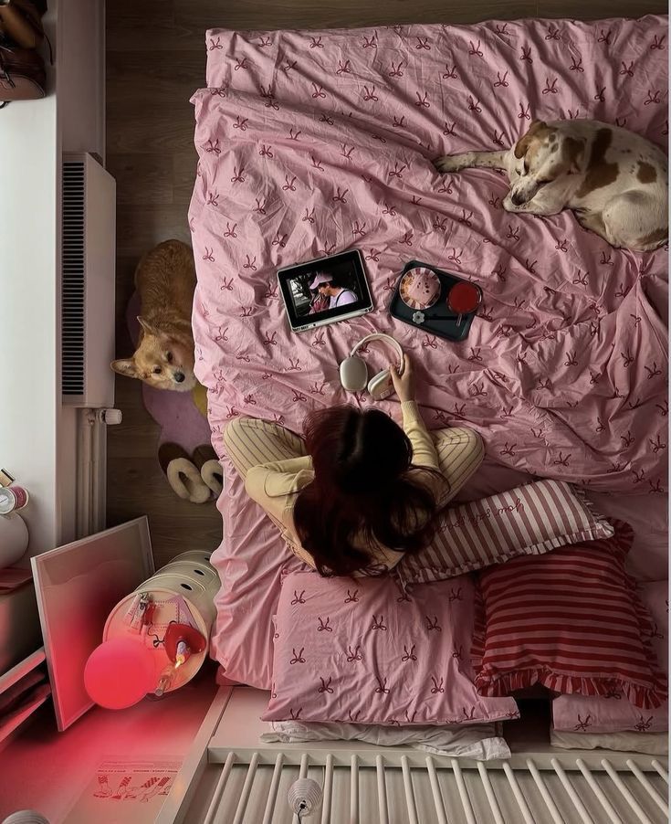พักแบบไม่รู้สึกผิด Bed Rotting เมื่อ การอยู่เฉย ๆ คือ Self-Care ของคนรุ่นใหม่