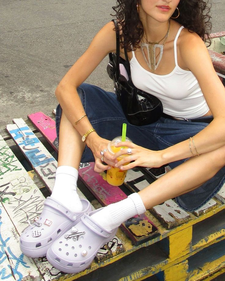 เพื่อนคู่ใจสำหรับการเดินทางในฤดูฝน: รองเท้าแตะ Crocs การผสมผสานที่ลงตัวระหว่างความสบายและสไตล์