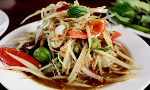 ทำไมคนถึงชอบกินส้มตำ: ความเผ็ดจัดจ้านที่ถูกใจคนทุกวัย