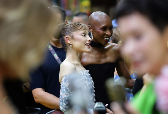 เหตุชุลมุนกลางพรมแดงที่สิงคโปร์ เมื่อชายคนหนึ่งพุ่งประชิดตัว Ariana Grande และบทลงโทษที่ตามมา