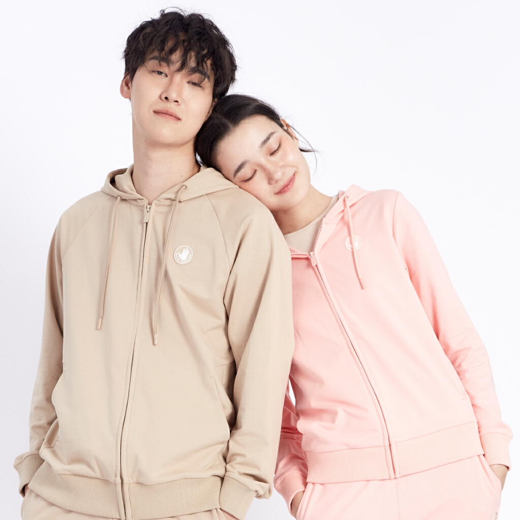 เมื่ออากาศเริ่มเปลี่ยน แฟชั่นก็ต้องเปลี่ยนด้วย: ทำไม “เสื้อฮู้ดแขนยาว” ถึงเป็นไอเท็มที่ทุกคนควรมีติดตู้