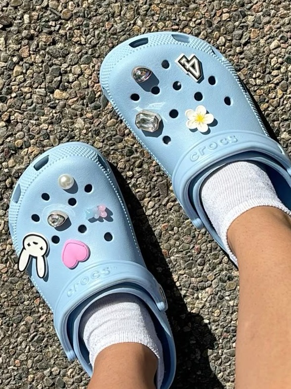 ไม่เคยตกกระแส! แนะนำรองเท้า Crocs แบรนด์มีสไตล์ ใส่สบาย