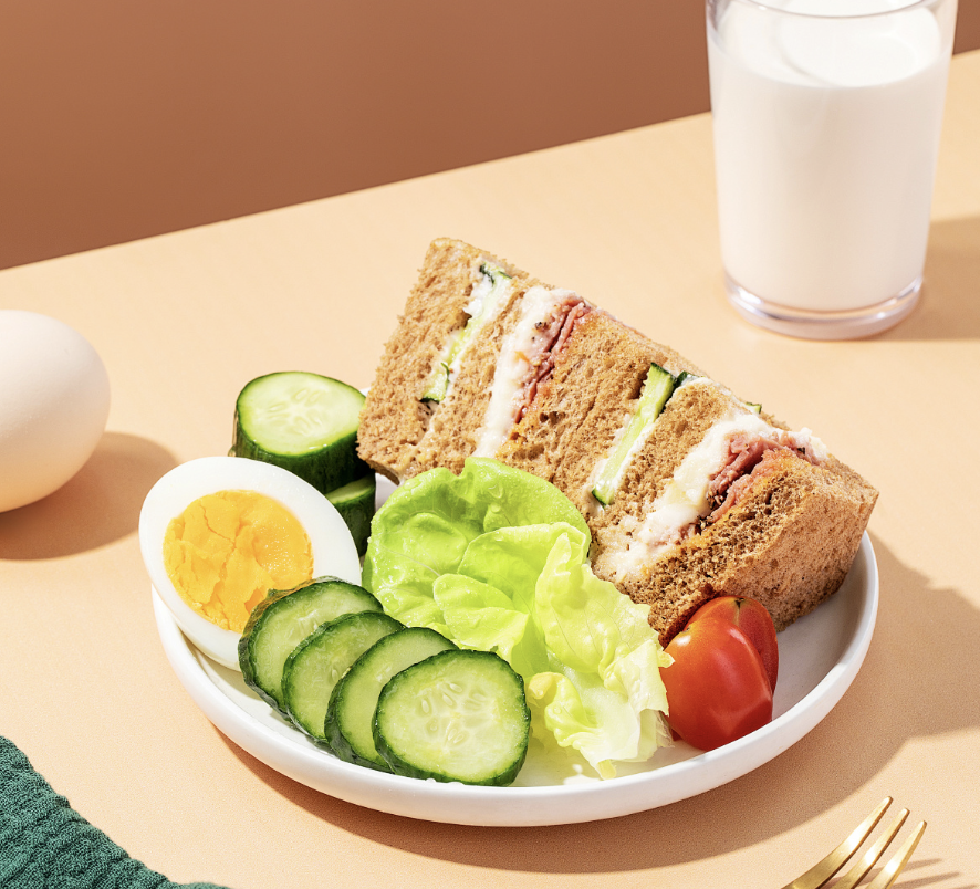 10 พฤติกรรมการกินเหล่านี้ กำลังขโมยชีวิตคุณไปอย่างเงียบๆ! หลายคนยังไม่รู้