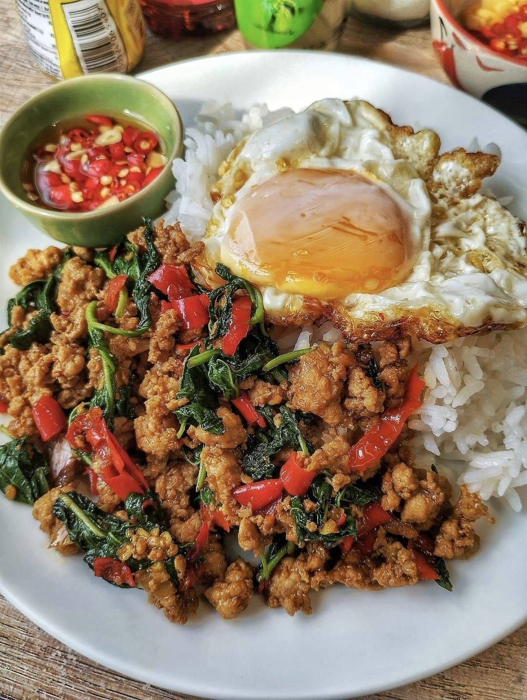 🍛 ทำไมคนถึงชอบกินกะเพรา: รสชาติจัดจ้านและเสน่ห์ที่ไม่เหมือนใคร