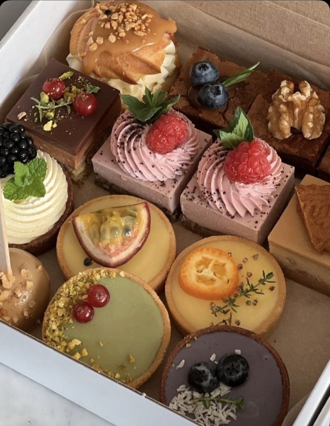🍩 ทำไมคนออฟฟิศถึงหลงรักของหวาน ? เพราะบางครั้ง “ความสุข” ก็อยู่ในขนมคำเล็กๆ ที่ช่วยให้วันทำงานสดใสขึ้น