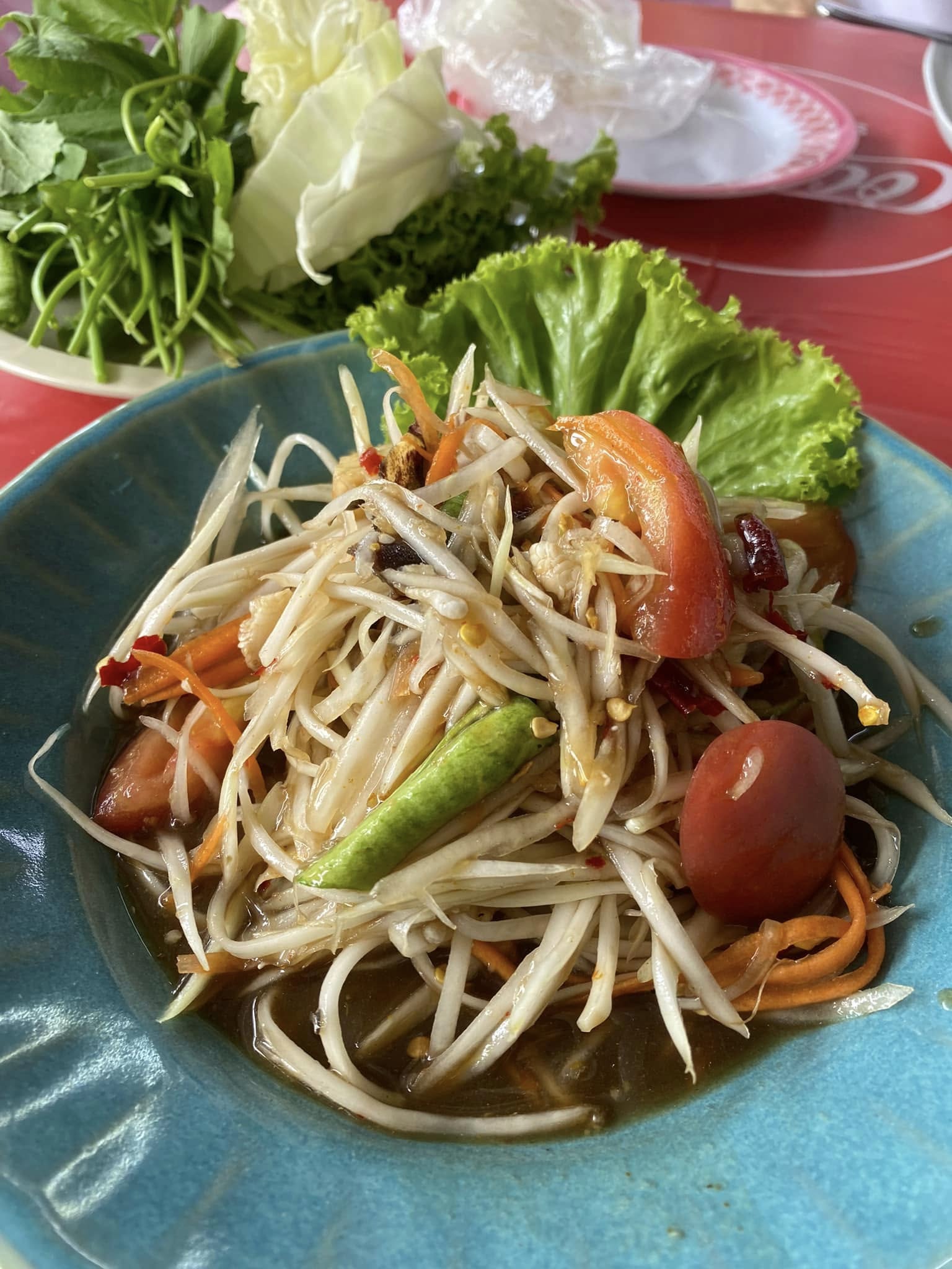 ทำไมส้มตำถึงใช้ “มะละกอ” ไม่ใช่ “ส้ม”? เปิดตำนานจานแซ่บประจำชาติที่ไม่ได้มีส้มอยู่ในชื่อ