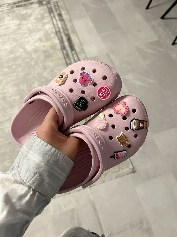 ขวัญใจแฟชั่นช่วงซัมเมอร์! รองเท้าผู้หญิง CROCS Classic Platform Clog มาแล้ว!