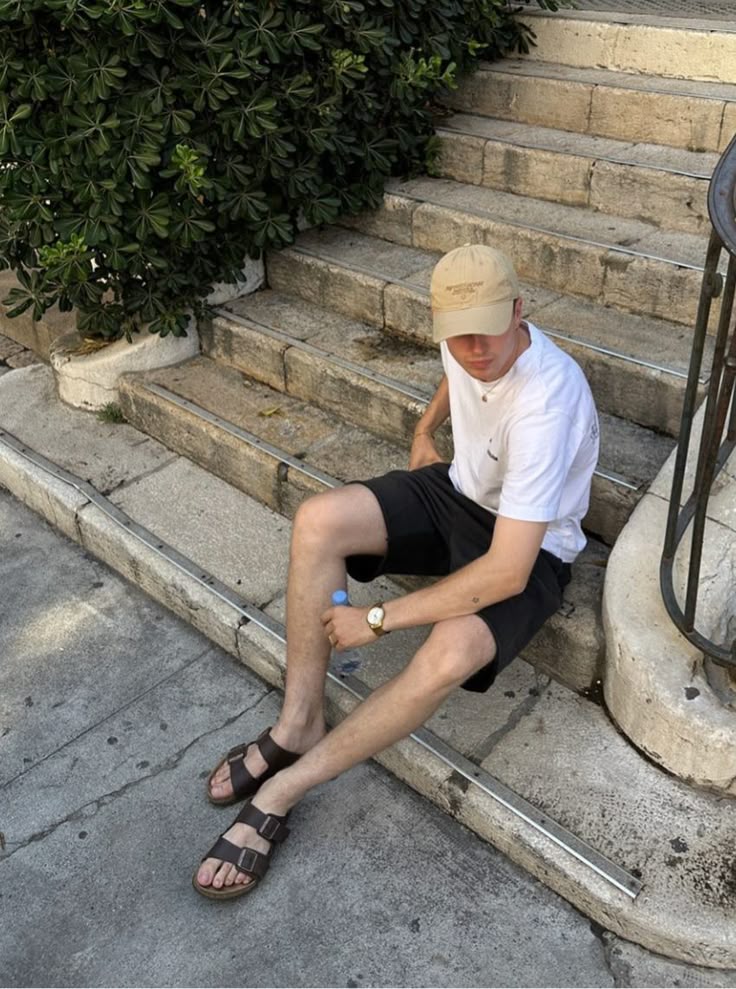 BIRKENSTOCK รองเท้าแตะในตำนานที่มากกว่าความสบาย — ทำไมทุกคนถึงหลงรักแบรนด์นี้
