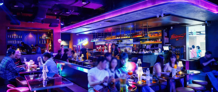 ชิลยาวถึงเที่ยงคืน! พาไปเปิดโหมดเมากรุงที่ Cat on the Roof บาร์ลับใจกลาง MBK