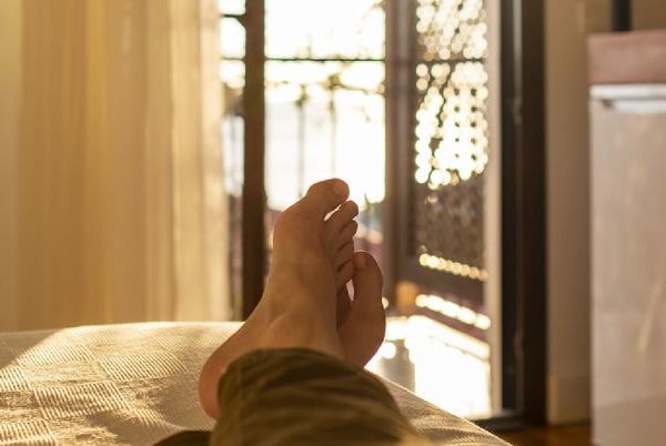 เขาว่ากันว่าห้ามนอนชี้เท้าไปที่ประตูหรือหน้าต่าง