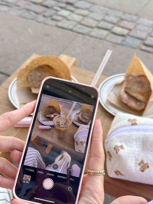 ยุคที่โซเชียลครอง ทำไมใครๆ ก็เสพติดการช้อปออนไลน์