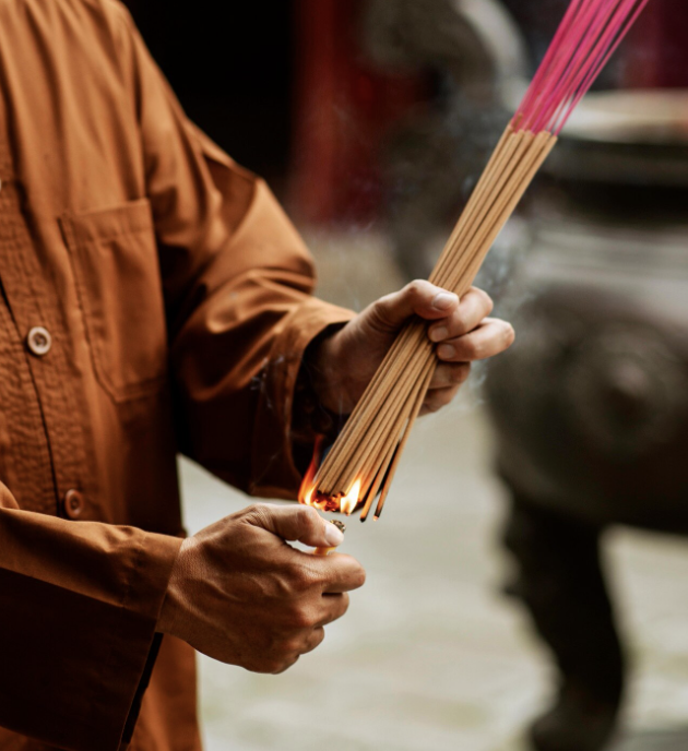 ทำไมเวลาไหว้ต้องมีธูป แค่พนมมืออย่างเดียวไม่ได้เหรอ