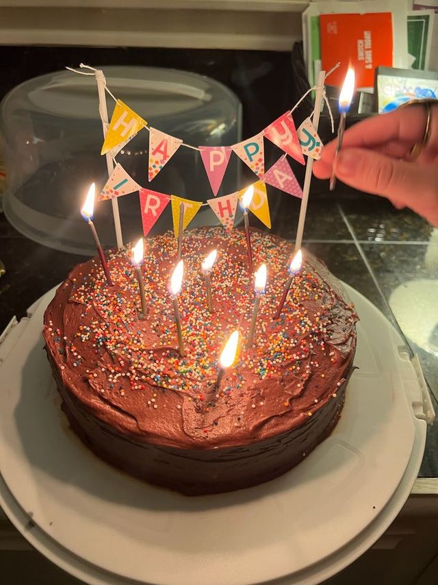 ทำไมวันเกิดต้องเป่าเค้ก? จากพิธีกรรมโบราณสู่โมเมนต์อธิษฐานที่เราทำทุกปี