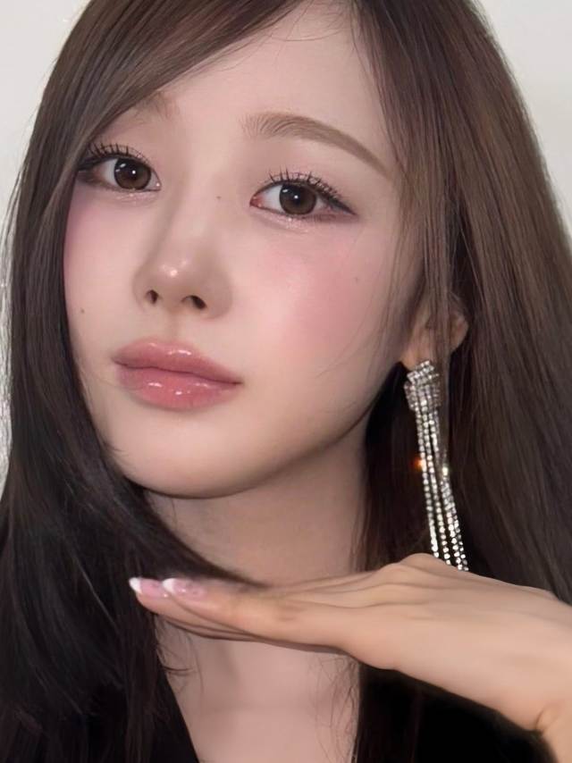 ทำไมคอนแทคเลนส์ถึงเปลี่ยนลุคคนใส่ได้ทันที? แค่เปลี่ยนสีตา ทำไมภาพรวมถึงต่างเหมือนเป็นอีกคน