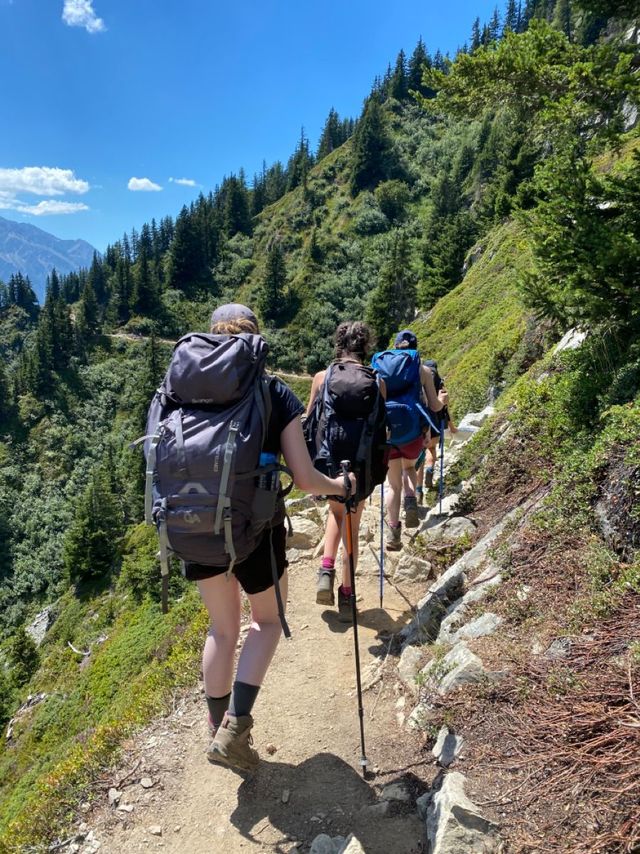 ทำไมบางคนถึงชอบไปเที่ยวภูเขามากกว่าทะเล? ระหว่างเสียงคลื่นกับความเงียบของยอดดอย