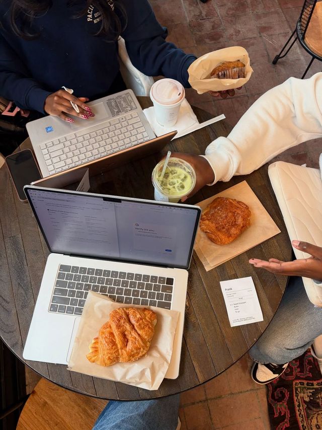 ทำไมแค่เปลี่ยนโต๊ะทำงานเป็นคาเฟ่ สมองก็คิดงานออก