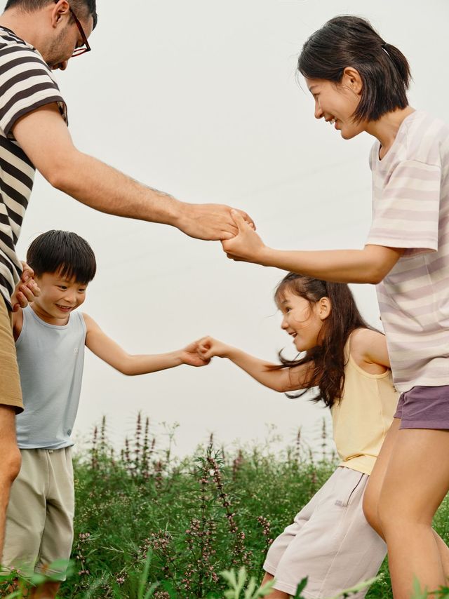 การกอด จับมือ หรือหยอกกันเล่นๆ ทำไมถึงดีต่อใจและร่างกายกว่าที่คิด