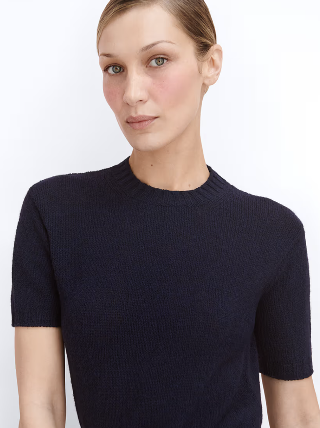 Bella Hadid นั่งแท่นแอมบาสซาเดอร์คนแรกของ Prada Beauty พร้อมเปิดตัวบลัชออนตัวแรกของแบรนด์