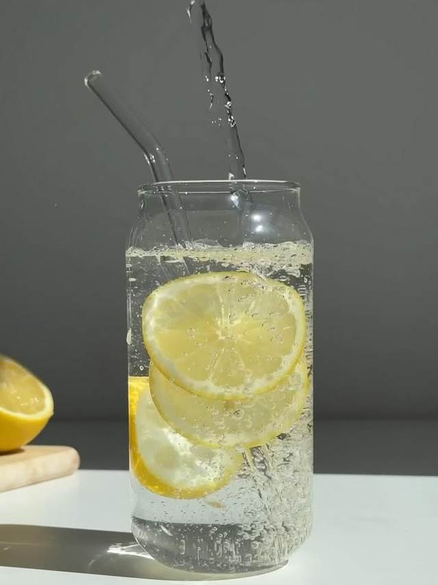 น้ำเปล่าธรรมดา vs น้ำเปล่าผสมผลไม้ ต่างกันยังไง ดื่มแบบไหนดี?