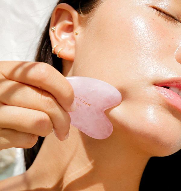 กัวซา (Gua Sha) ทำทุกวัน หน้าใสขึ้นจริงไหม หรือแค่รู้สึกดี?