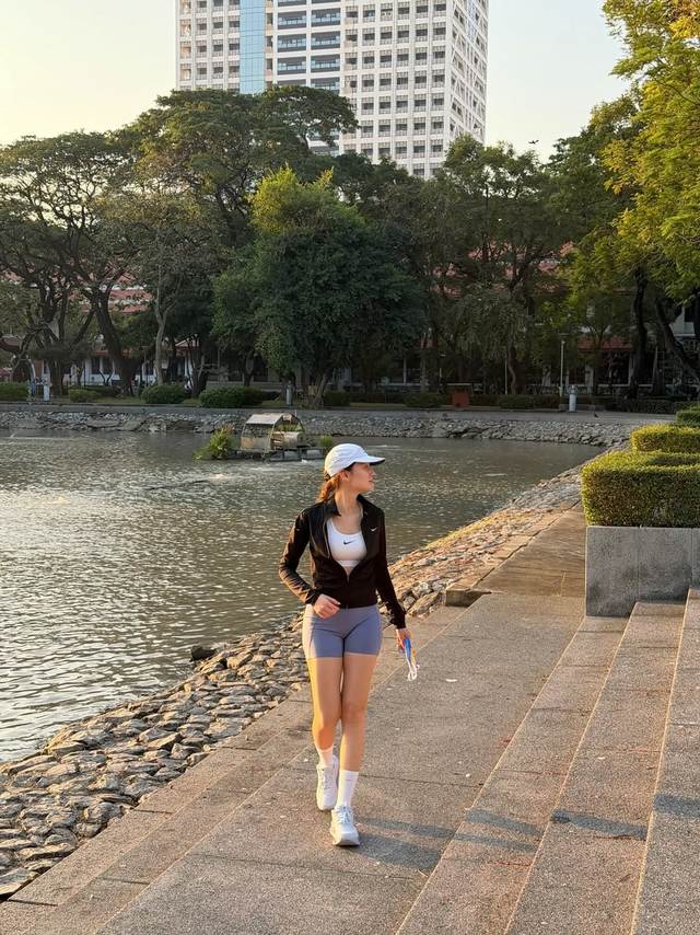 ใส่ชุดกีฬาเดินเล่น เรื่องธรรมดาที่สะท้อนวิถีชีวิตยุคใหม่