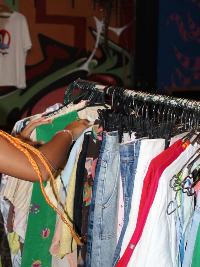 เสื้อมือสอง แค่ประหยัด…หรือกำลังเปลี่ยนวิธีคิดของคนทั้งยุค?