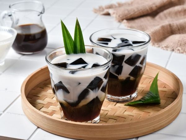 เฉาก๊วย ของหวานสีดำธรรมดา…แต่กินแล้วสดชื่นกว่าที่คิด