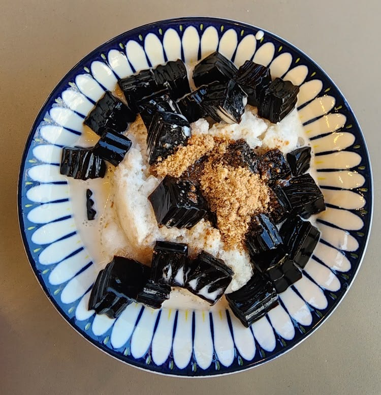 เฉาก๊วย ของหวานสีดำธรรมดา…แต่กินแล้วสดชื่นกว่าที่คิด Image2