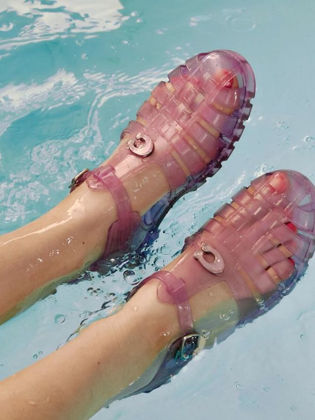 เลือกรองเท้าให้ดีรับสงกรานต์ สนุกได้เต็มที่…โดยไม่ต้องเจ็บตัว