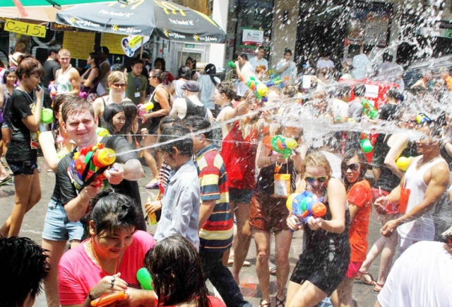 เล่นสงกรานต์ทุกวัน สระผมทุกวัน ทำไมผมยิ่งแห้ง? Image1