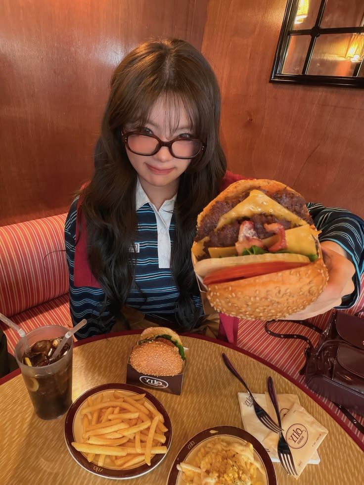 เมื่อของกินไม่ได้มีไว้แค่กิน แต่กลายเป็น ‘พร็อบ’ ในโลกโซเชียล Image2