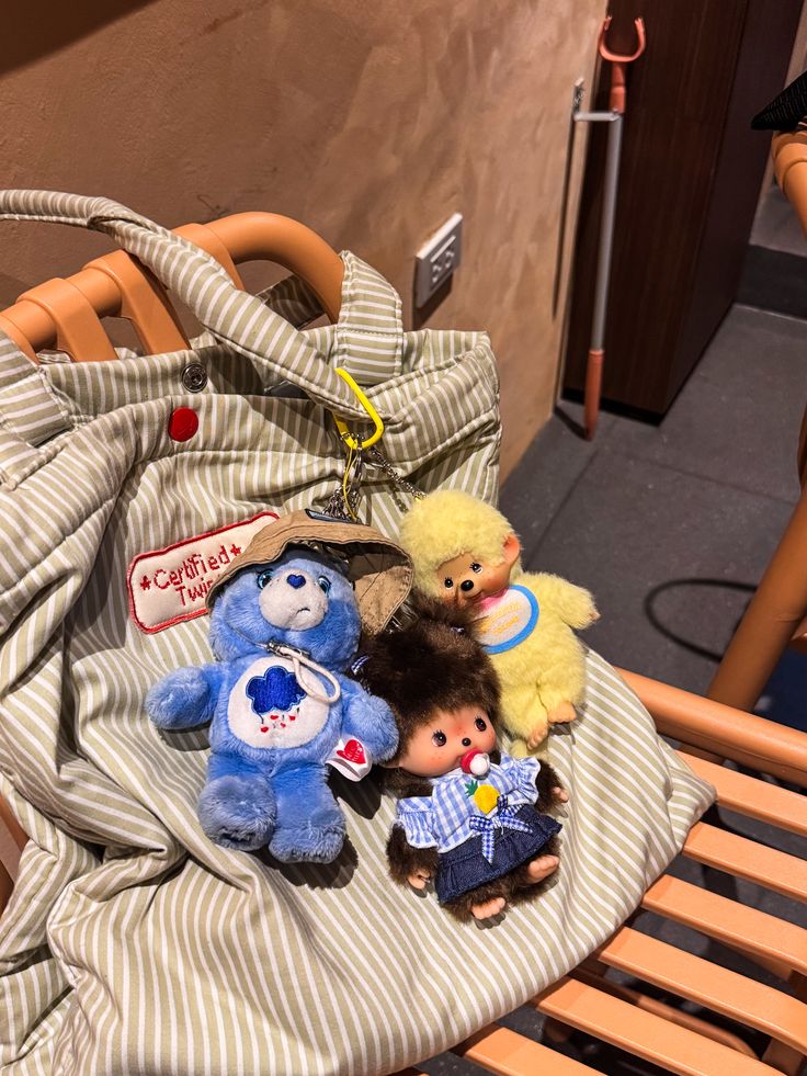 ตกแต่งกระเป๋าด้วยตุ๊กตา ทำไมเทรนด์นี้ถึงกลับมาอีกครั้ง?  Image1