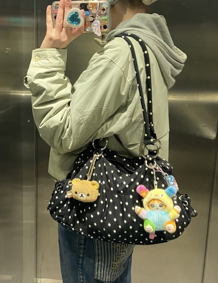 ตกแต่งกระเป๋าด้วยตุ๊กตา ทำไมเทรนด์นี้ถึงกลับมาอีกครั้ง?  Image2