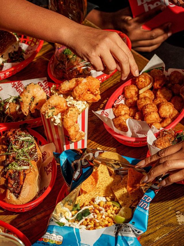 ให้รางวัลตัวเองด้วยฟาสต์ฟู้ด ความสุขเล็ก ๆ ที่เราต้องการ