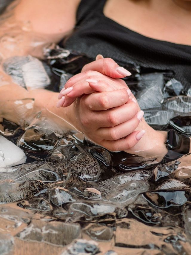 แช่มือในน้ำเย็น วิธีง่าย ๆ ที่ช่วยให้ใจนิ่งขึ้นได้จริง? 