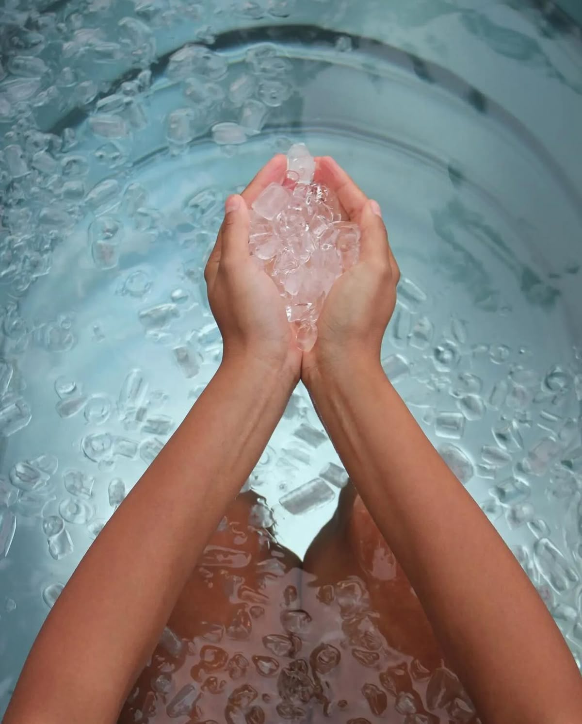 แช่มือในน้ำเย็น วิธีง่าย ๆ ที่ช่วยให้ใจนิ่งขึ้นได้จริง?  Image3