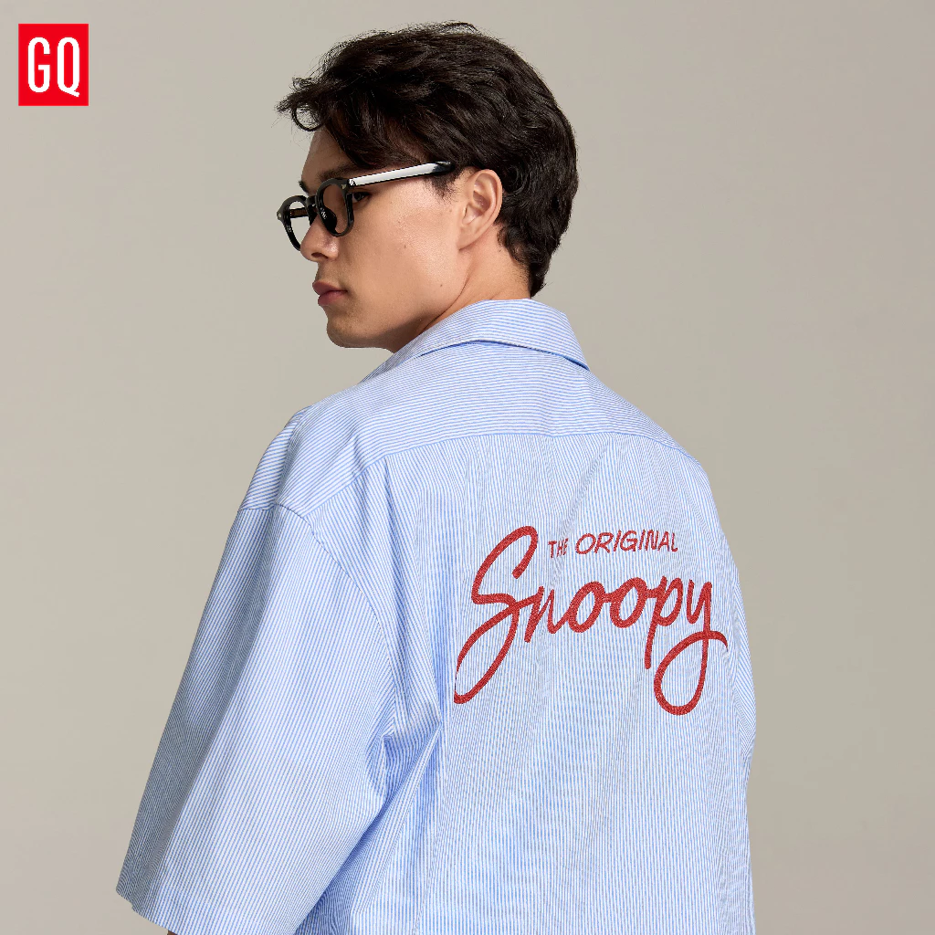 GQ x PEANUTS™ Boxy Shirt เสื้อเชิ้ตทรงหลวม ลาย Snoopy Image1
