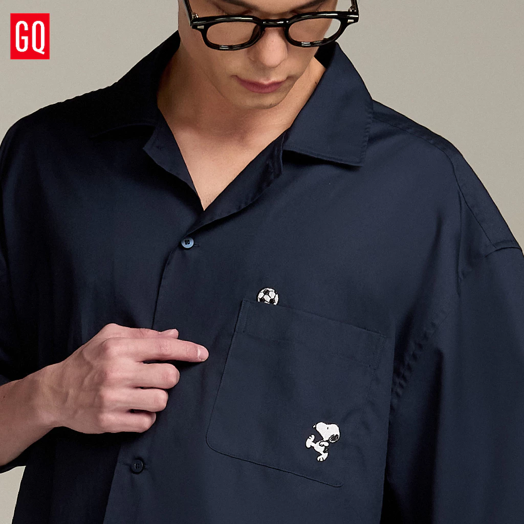 GQ x PEANUTS™ Boxy Shirt เสื้อเชิ้ตทรงหลวม ลาย Snoopy Image3
